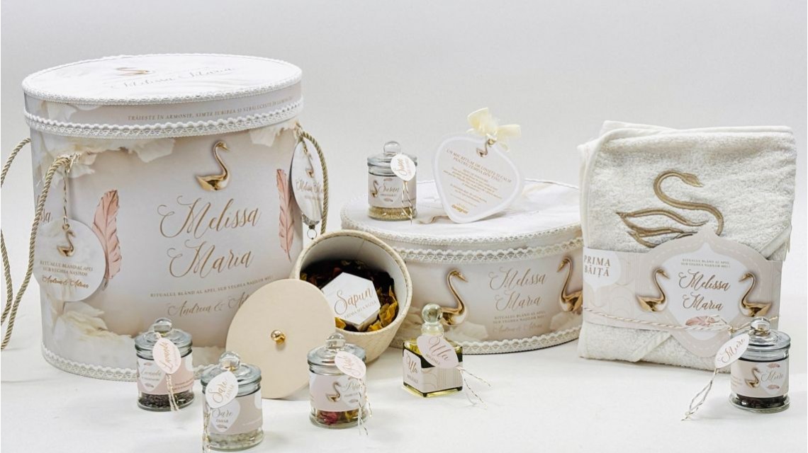 SET PRIMA BĂIȚĂ DUPĂ BOTEZ Ritualul blând al apei vegheat de nași Swan Feather 46